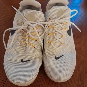 three Dollars <3 Nike Size 7Y, Very Clean, Good Shoes